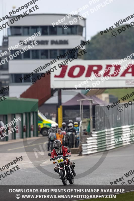 Vintage motorcycle club;eventdigitalimages;mallory park;mallory park trackday photographs;no limits trackdays;peter wileman photography;trackday digital images;trackday photos;vmcc festival 1000 bikes photographs